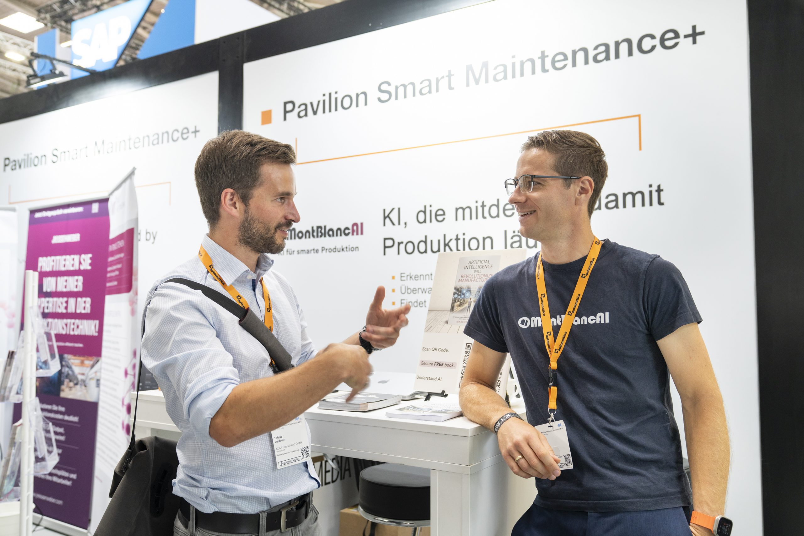 Persönliches Fachgespräch im Pavilion Smart Maintenance+ auf der automatica