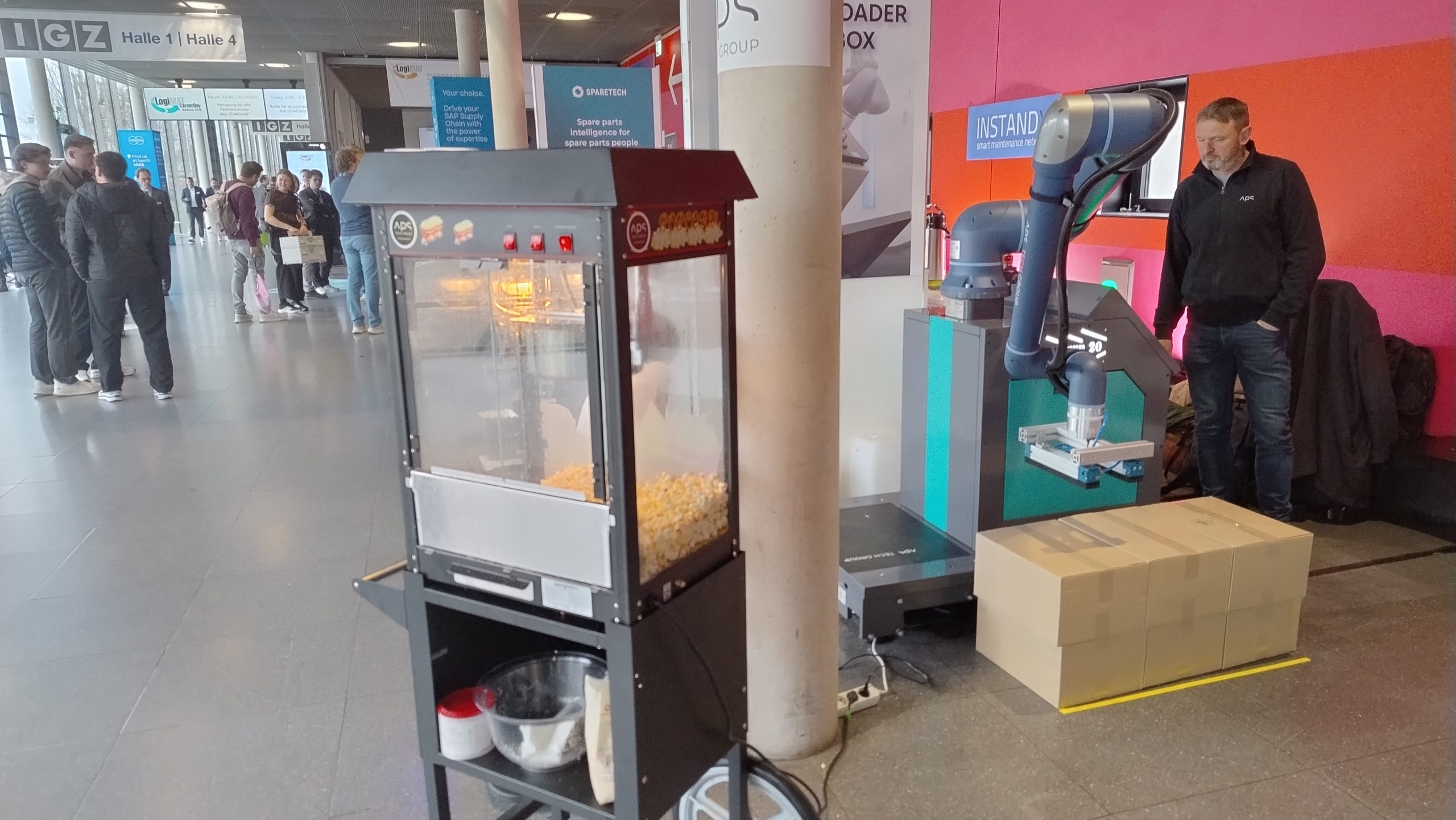 Persönliches Fachgespräch in der Smart Maintenance Lounge auf der LogiMAT