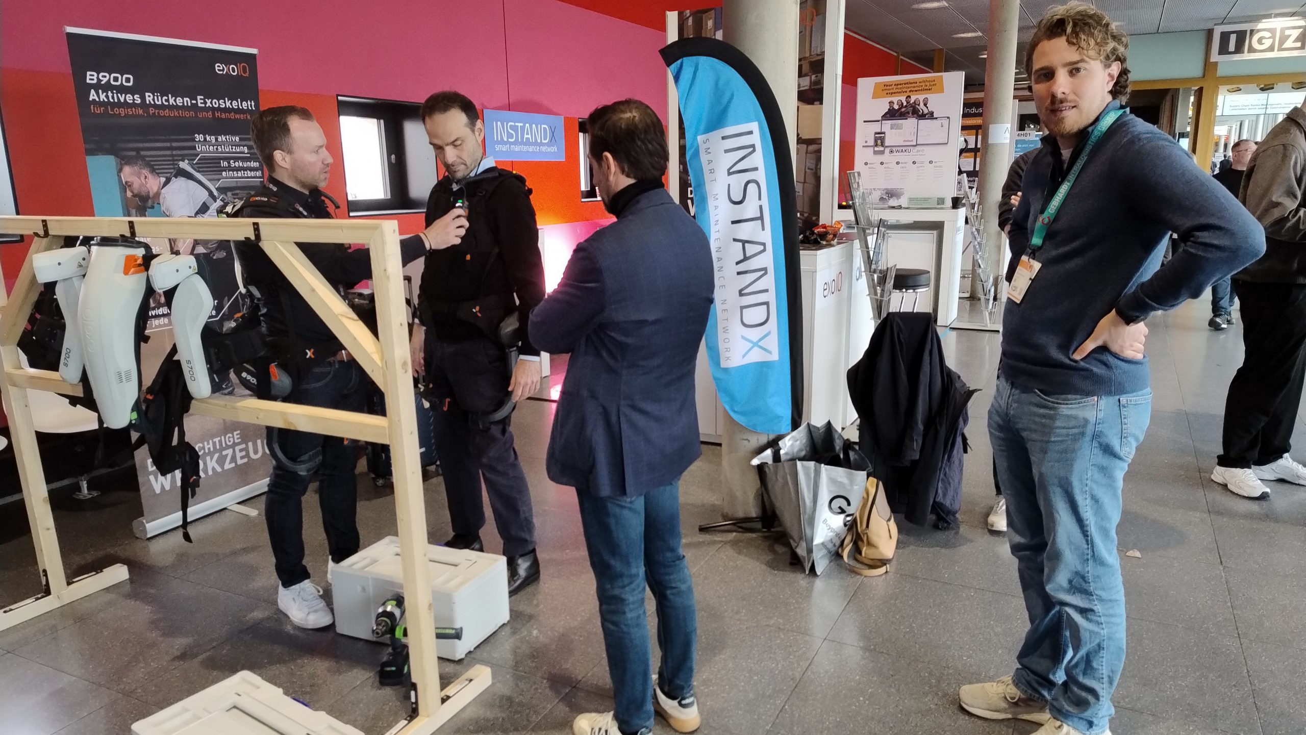 Besucher und Anbieter besprechen eine Anwendung auf der LogiMAT 2026